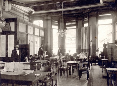 63647 Interieur van het café-restaurant De Vereeniging (Mariaplaats 15) te Utrecht.N.B. Het adres Mariaplaats 15 is ...